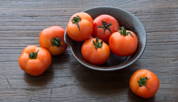 A bowl of tomatoes demonstrating plural vs singular